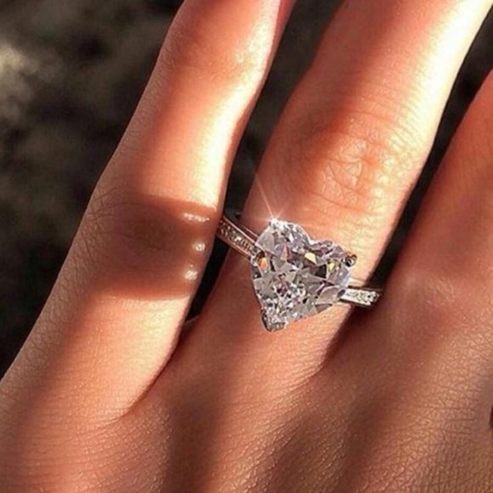 NEW 18K WHITE GOLD DIAMOND 925 SILVER HEART RING, CUTE RING, SHINY RING. - Picture 1 of 4